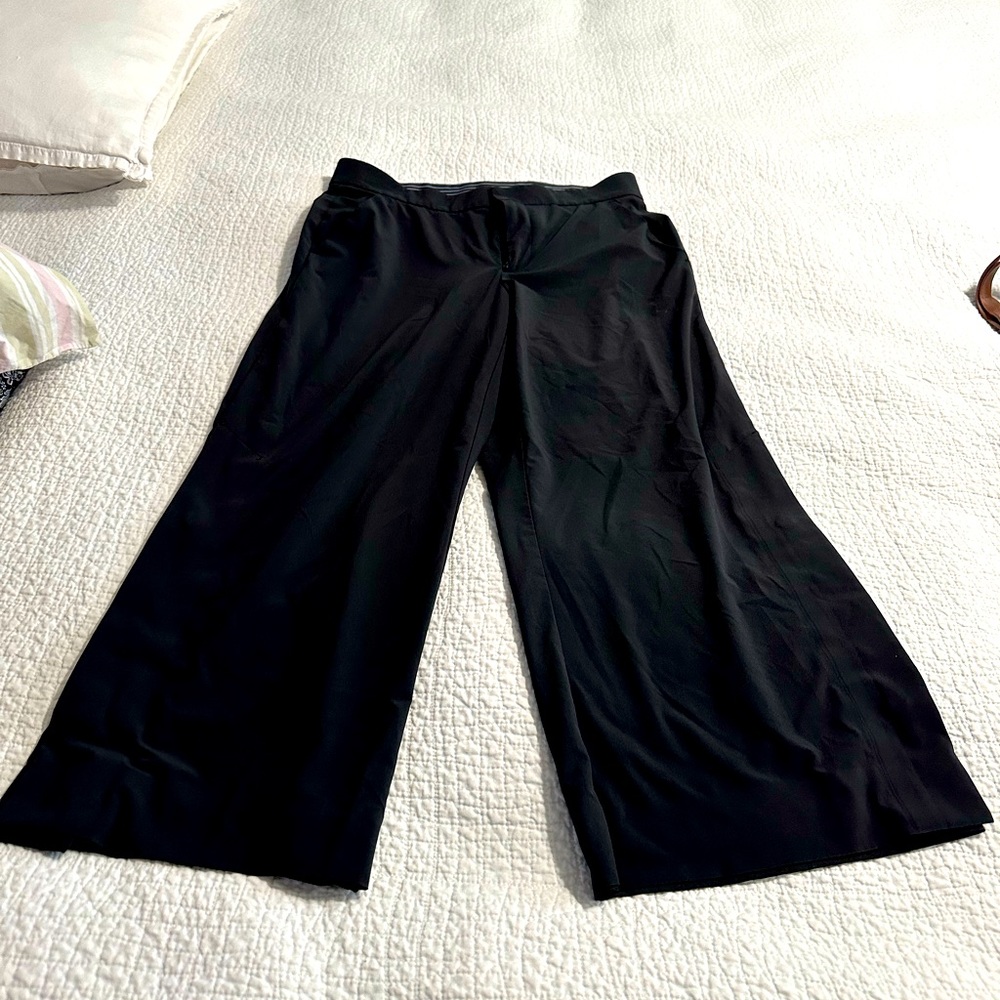 Athleta wide leg crop side snap pants. Side and back pockets.